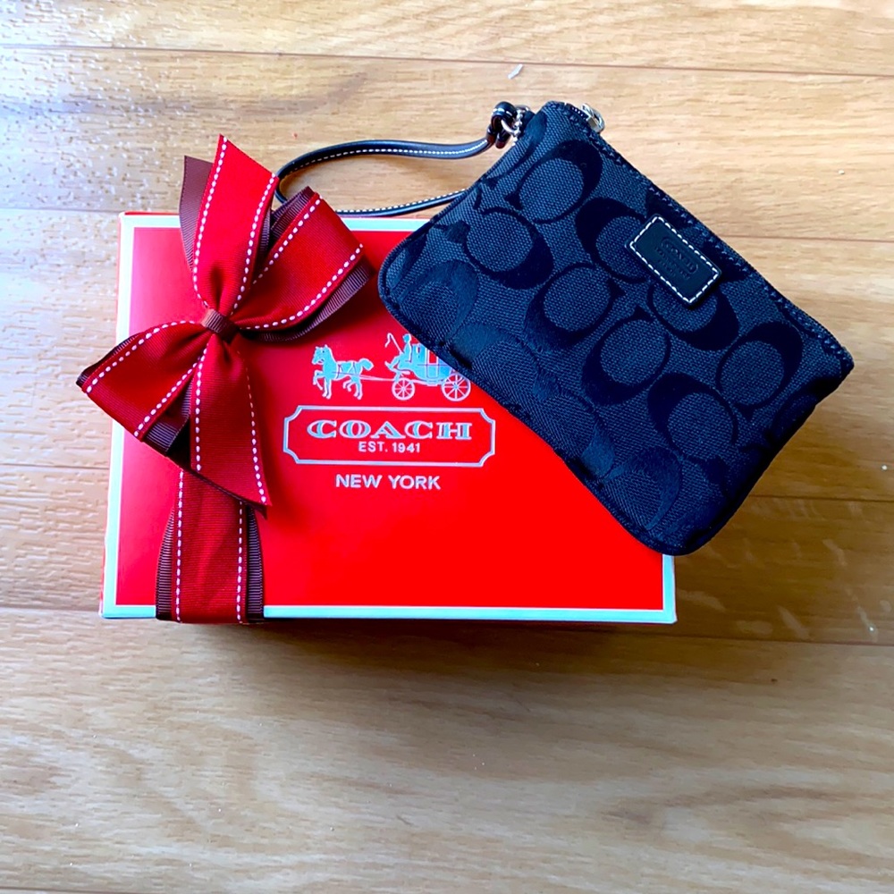 💕 Vintage Black Coach wristlet with box & bow 🎁